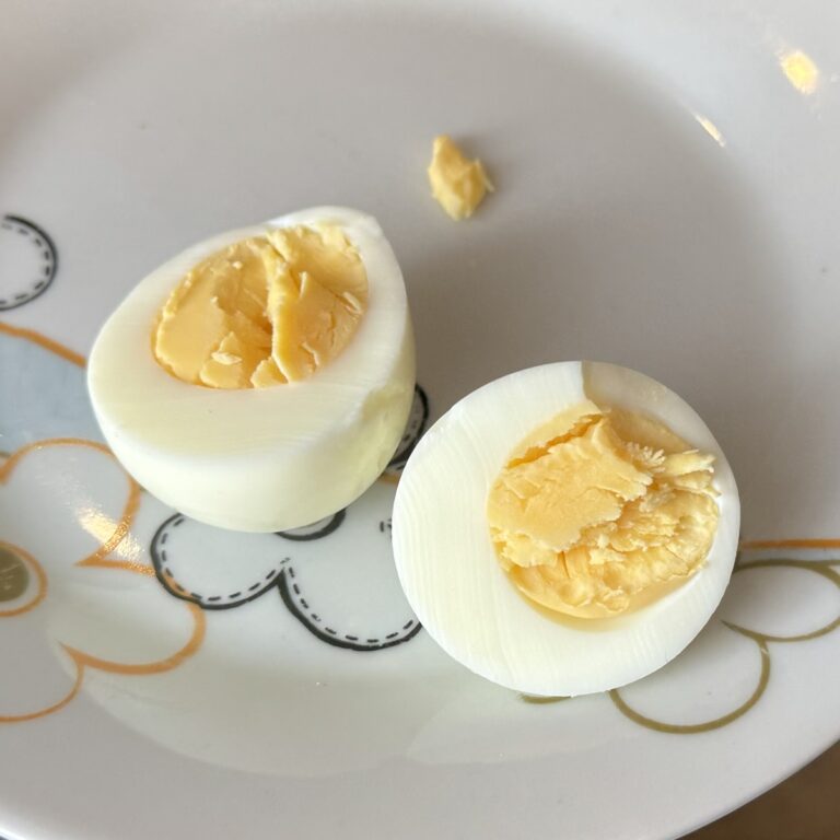 Jak długo piec jajka na&nbsp;twardo w&nbsp;Air Fryerze