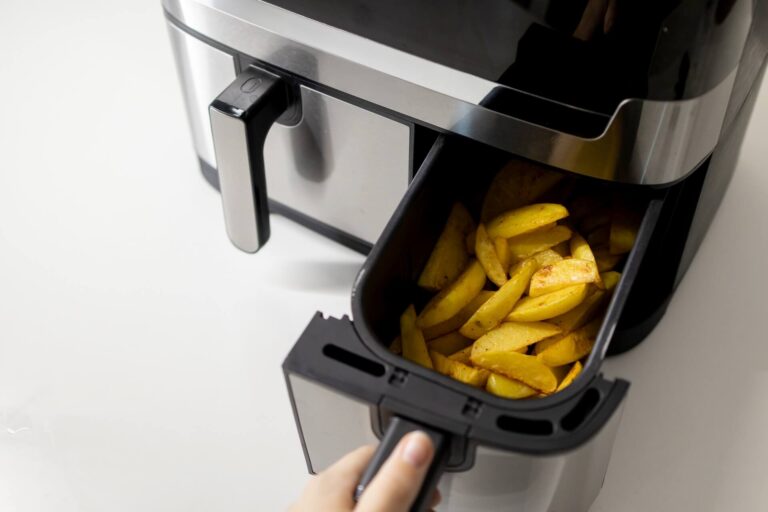 Frytki z&nbsp;surowych ziemniaków w&nbsp;Air Fryer nie&nbsp;wychodzą? Praktyczny poradnik