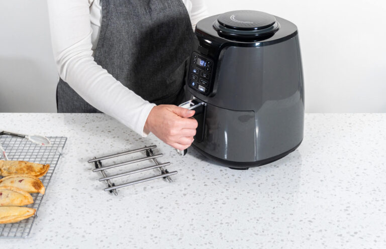 Czy&nbsp;Air Fryer można w&nbsp;środku myć wilgotną ściereczką?
