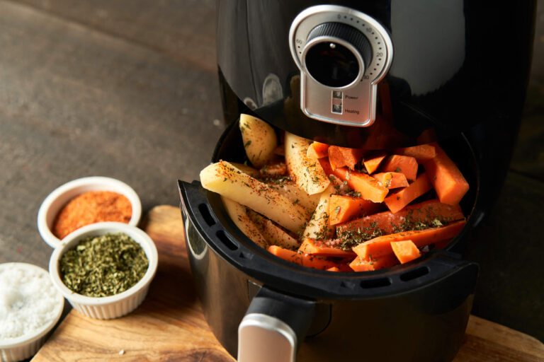 Jak ułożyć jedzenie w&nbsp;koszyku air fryer, żeby&nbsp;dobrze się upiekło?